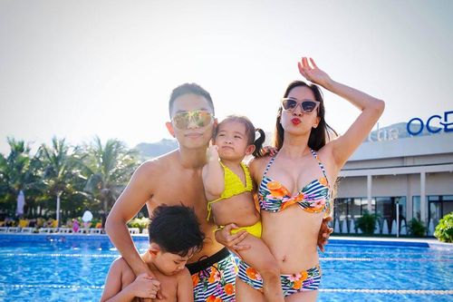 Khánh Thi một nách hai con vẫn cực nóng bỏng với bikini