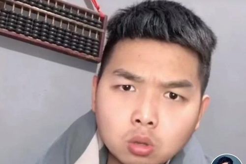 Bất ngờ nổi tiếng nhờ clip ngồi im, nhìn máy quay hơn 2 tiếng
