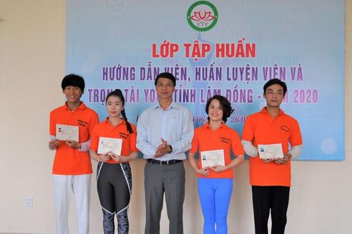 Trao chứng nhận cho 21 hướng dẫn viên, huấn luyện viên và trọng tài Yoga