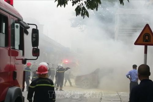 Xe ô tô vừa đổ xăng bất ngờ bốc cháy dữ dội