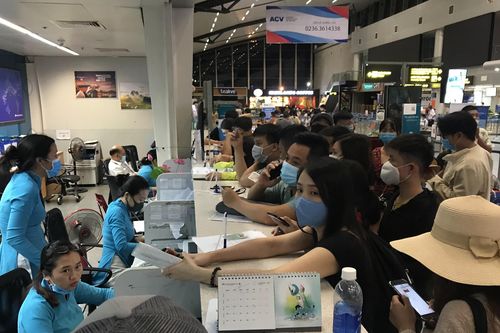 Chen chúc đổi vé rời Đà Nẵng trước giờ giãn cách xã hội