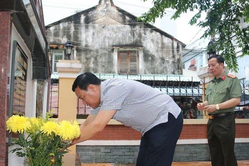 Dâng hương tưởng niệm các Anh hùng liệt sỹ Đội cảm tử quân Lê Bình
