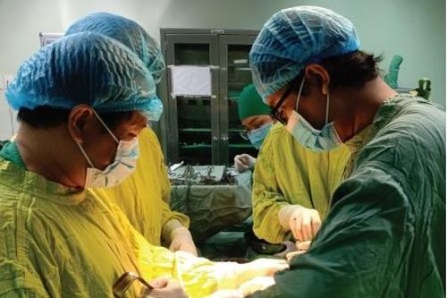 Huy động 5 ê-kíp cứu sống bệnh nhân đa chấn thương