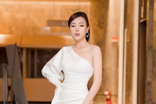 Diện váy xẻ khoe chân dài như sao Việt
