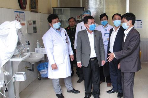 Đo thân nhiệt tất cả hành khách đến, đi tại Cảng hàng không Liên Khương