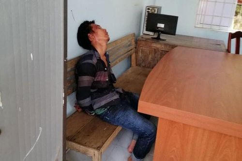 Kẻ nghiện xông vào trụ sở công an đâm người