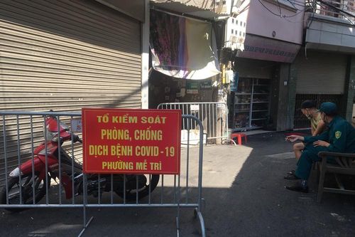 Cuộc sống người dân khu Mễ Trì sau 'lệnh' phong tỏa vì bệnh nhân COVID-19