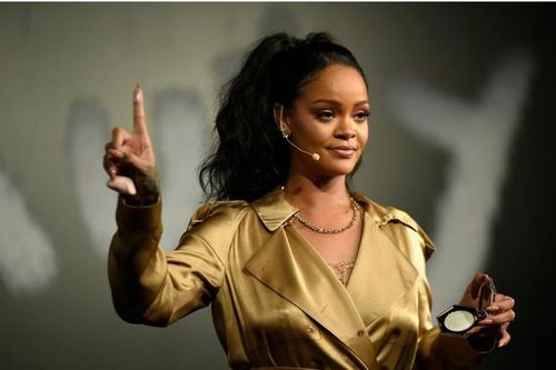 Úp mở việc sắp trở lại làng nhạc, nhưng hỏi khi nào thì Rihanna lại chẳng trả lời