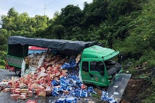 Hòa Bình: Xe tải đâm xe khách, nhiều người hoảng loạn