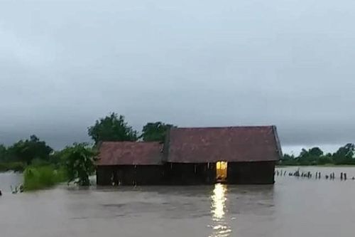 Mưa lớn kéo dài, di dời khẩn cấp nhiều hộ dân ở Đắk Lắk