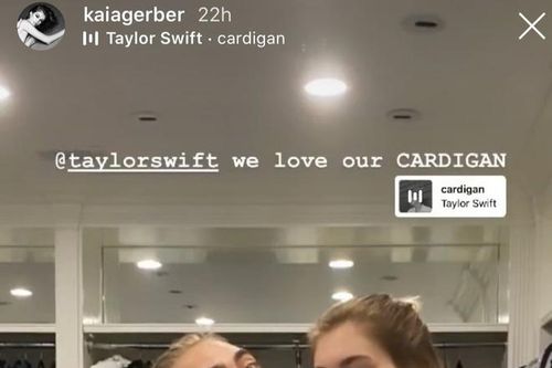 Cara Delevingne và Kaia Gerber khoe ảnh mặc chung áo tình tứ