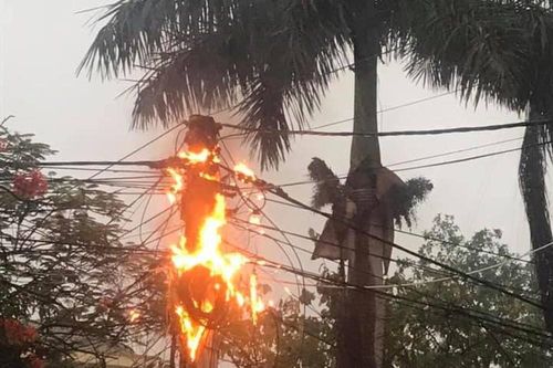 Cột điện bốc cháy ngùn ngụt giữa trời mưa to ở Nghệ An