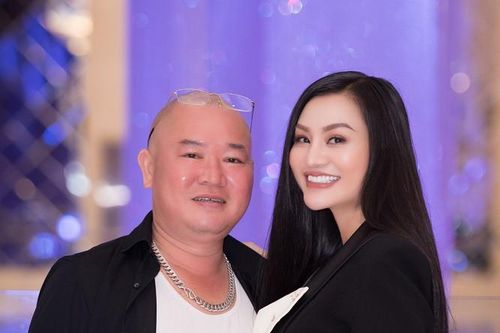 CEO Trần Huyền Nhung tình tứ cùng chồng đi sự kiện