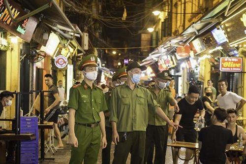 Công an Hà Nội tuần tra, tuyên truyền phòng chống dịch Covid-19