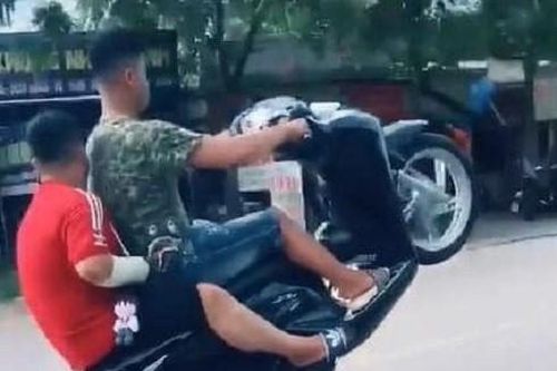 Khoe clip 'bốc đầu' xe máy, nam thanh niên bị phạt hơn 4,3 triệu đồng