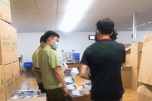 Tạm giữ 500.000 chiếc khẩu trang nghi vấn chất lượng y tế