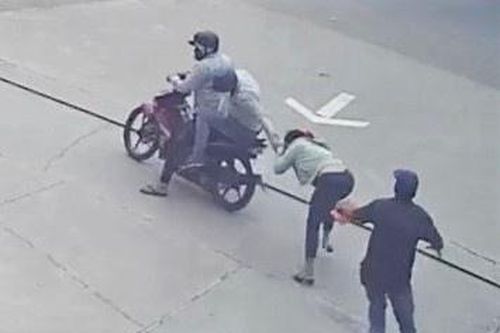 2 tên cướp dùng dao, hơi cay tấn công người truy đuổi