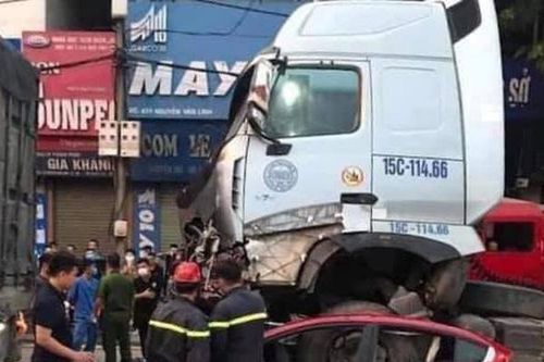 Hà Nội: Đang dừng đèn đỏ, xe con bị xe container 'nuốt trọn' từ phía sau