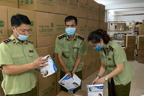 Tạm giữ 200 thùng khẩu trang y tế có dấu hiệu không đạt tiêu chuẩn chất lượng