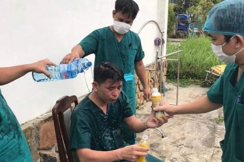 Cảm động hình ảnh các 'chiến binh' làm tới kiệt sức nơi tâm dịch Covid-19