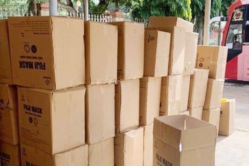Tạm giữ xe ô tô vận chuyển 125.000 chiếc khẩu trang y tế không rõ nguồn gốc