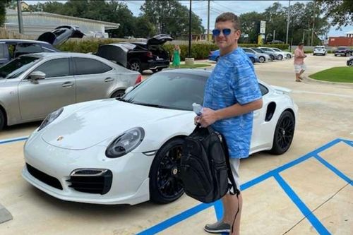 Bị bắt vì mua Porsche 911 trót lọt bằng séc tự in