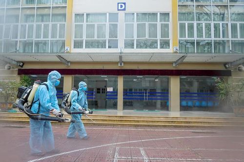 Phun khử khuẩn các trường học, sẵn sàng cho kỳ thi THPT 2020
