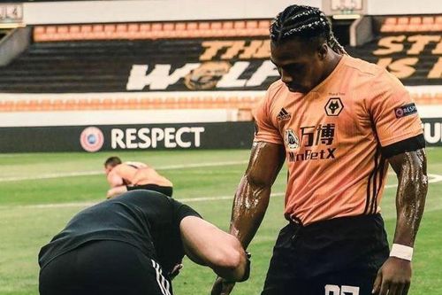 Sao Premier League bôi dầu giữa trận để ngăn đối thủ theo kèm