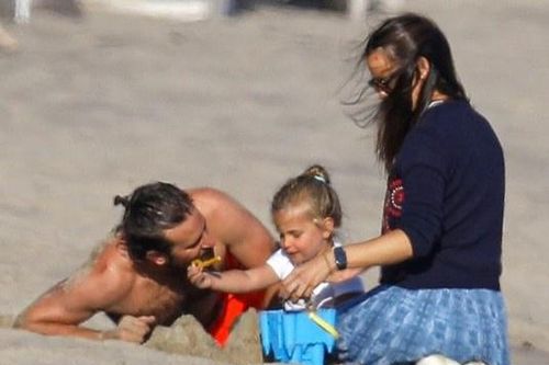 Jennifer Garner đi biển cùng Bradley Cooper