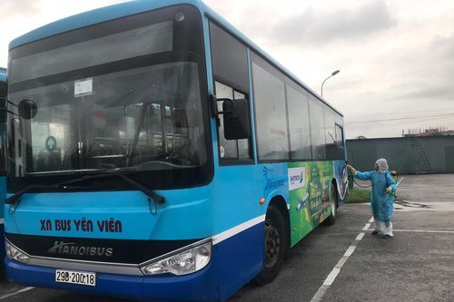 Phun khử khuẩn toàn bộ xe buýt Hà Nội sau khi nhân viên mắc COVID-19