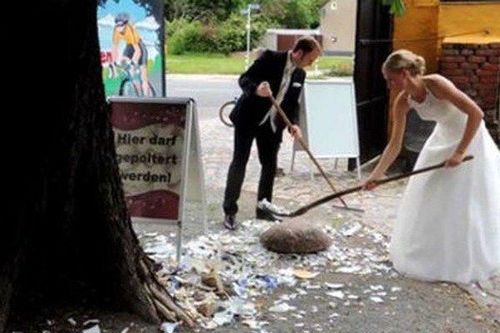 Xé rách quần áo của cô dâu để nhận nhiều may mắn