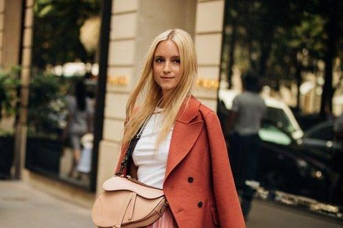 9 kiểu phối blazer phong cách vào ngày mưa