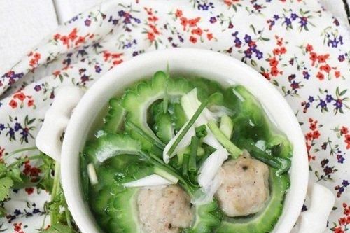 Món ngon cuối tuần: Hướng dẫn nấu canh khổ qua chả cá vừa ngon vừa bổ