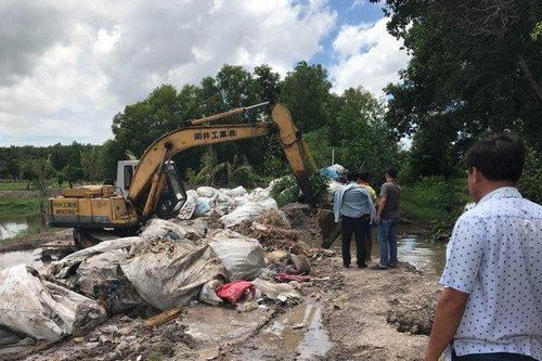 Tây Ninh: Bắt quả tang đối tượng chôn lượng lớn rác thải y tế dưới suối