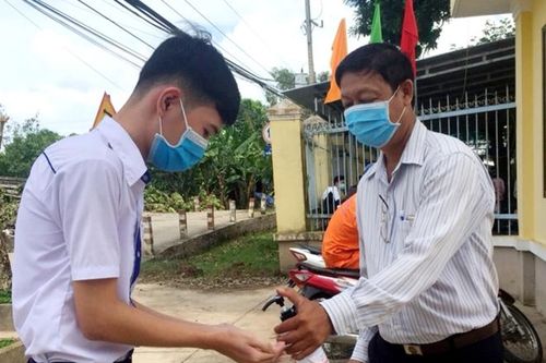Thí sinh ở Sóc Trăng đến làm thủ tục dự thi