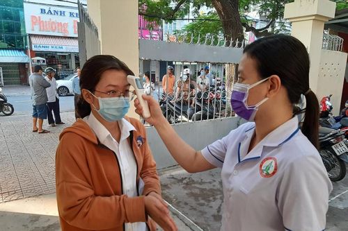 Cà Mau: Tăng cường mỗi điểm thi 2 cán bộ y tế