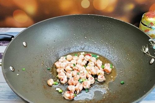 Cách làm món cơm rang thập cẩm hạt mềm trong giòn ngoài, không dính