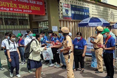 Đại úy Công an nhường áo mưa, đưa thí sinh đến điểm thi đúng giờ