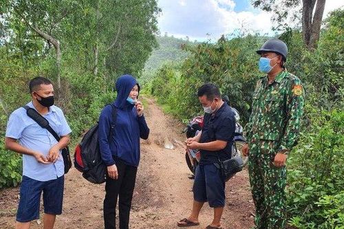Xử phạt 3 người băng rừng qua Lào kiếm việc làm giữa mùa dịch