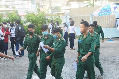 Thí sinh bước vào môn thi tốt nghiệp THPT đầu tiên
