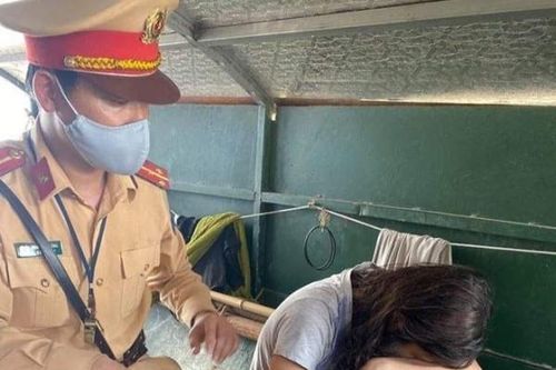 Cảnh sát giao thông và người dân cứu sống cô gái nhảy xuống sông Hồng