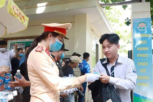 Hình ảnh đẹp của Công an Thủ đô trong kỳ thi THPT 2020
