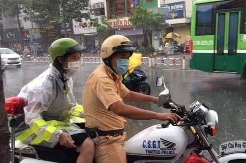 CSGT nhường áo mưa, chở thí sinh tới điểm thi bằng xe chuyên dụng