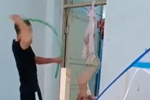 Treo ngược bé trai đánh tới ngất xỉu: Tâm lý bạo hành biến thái