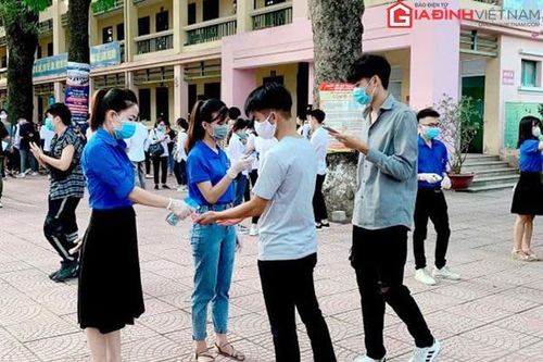 Thanh niên tình nguyện đội nắng tiếp sức tại các điểm thi tốt nghiệp THPT
