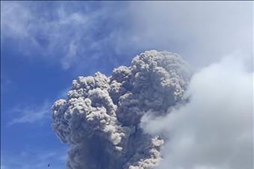 Núi lửa Sinabung ở Indonesia phun trào khói bụi cao 5 km