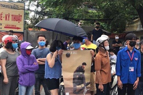Bố mẹ gây sốt khi mang ảnh thần tượng đến cổ vũ con thi tốt nghiệp THPT 2020