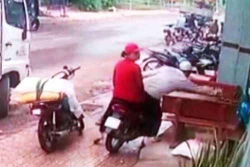Vợ chồng đi mua đồ làm tiệc thôi nôi con, tiện tay trộm luôn giỏ tiền của tiệm
