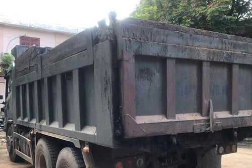 Tài xế chở quá tải, tông CSGT bị thương rồi bỏ chạy