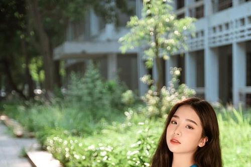 Nữ sinh 17 tuổi đam mê nghệ thuật, 'đốn tim' dân mạng với nét đẹp dịu ngọt